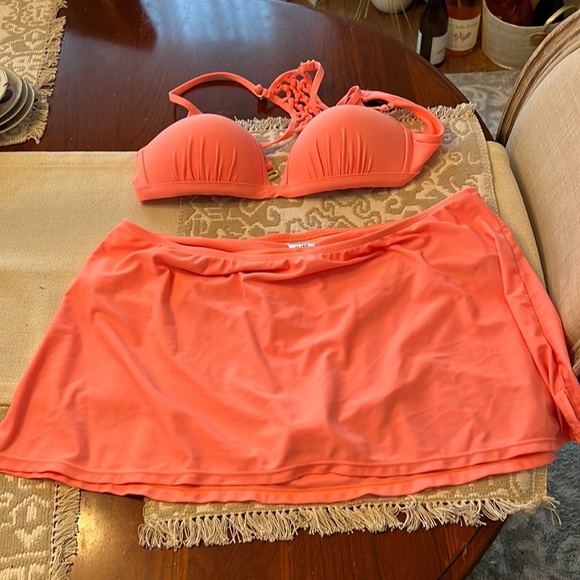 Time & Tru Swimsuit Size Medium Top and Large Bottom in EUC - Picture 1 of 5